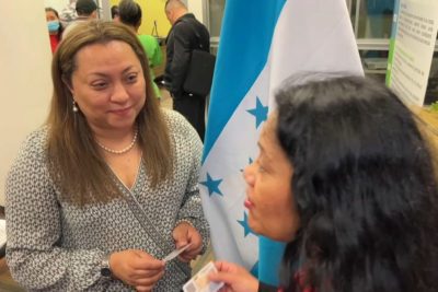 mujeres con dni en consulado hondureno