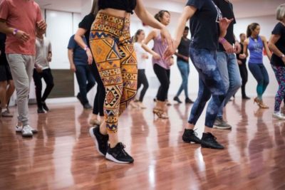 grupo de alumnos aprendiendo a bailar