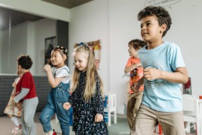 grupo de ninos bailando