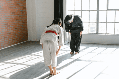 nina y maestro entrenado karate