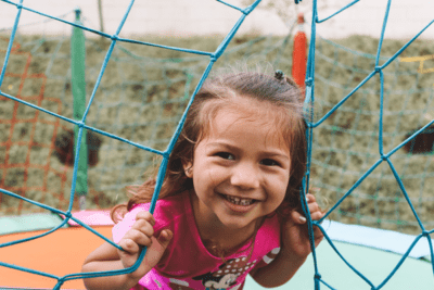 nina jugando y riendo en parque de diversiones en coral springs