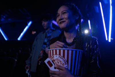 mujer comiendo rositas en cine de coral springs