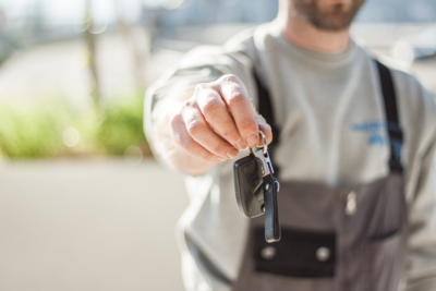 persona entregando llaves de carro rentado en naples