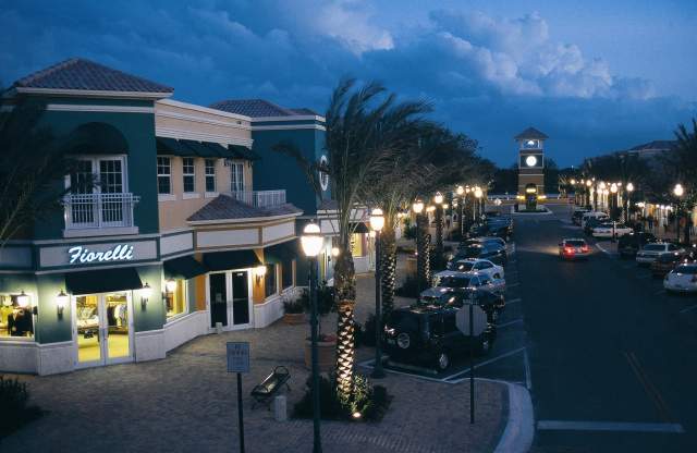 vista nocturna de centro comercial en coral springs