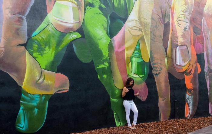 mujer posando frente a grafitti en wynwood walls en miami