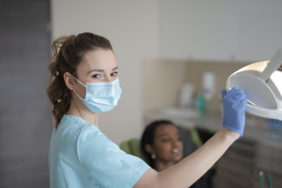 dentista atendiendo a paciente en clínica dental de Miami