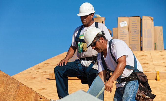 latinos trabajando en proyecto de construccion naples florida