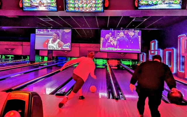 hombres jugando en bolera de miami