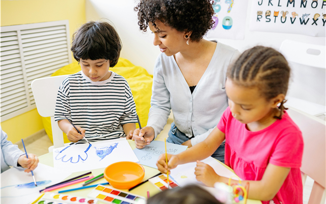 educadora jugando con niños en miami