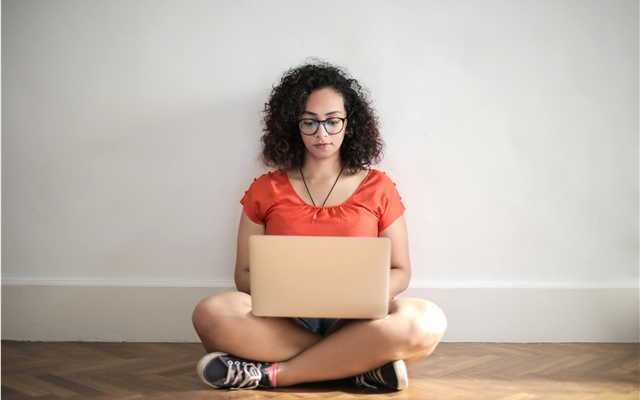 mujer latina buscando trabajo en internet