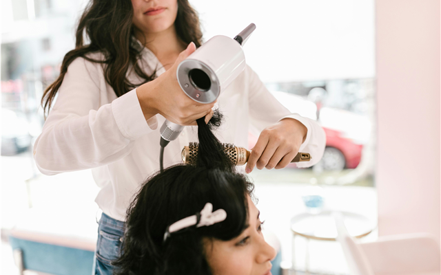 mujer trabajando en peluqueria latina