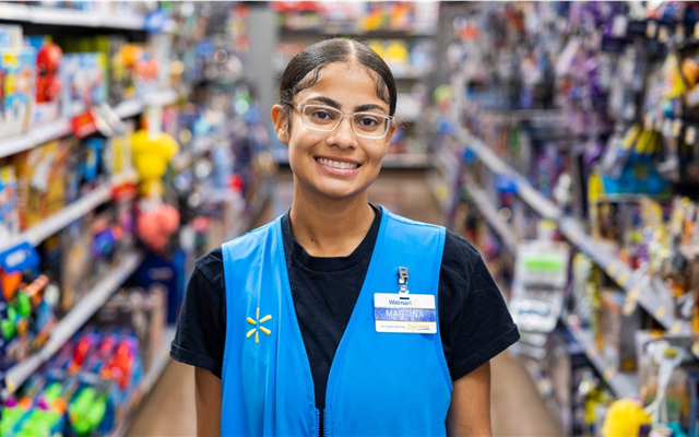 mujer latina trabajando en walmart