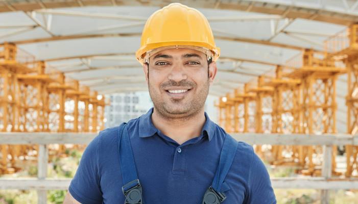 hombre latino trabajando en miami