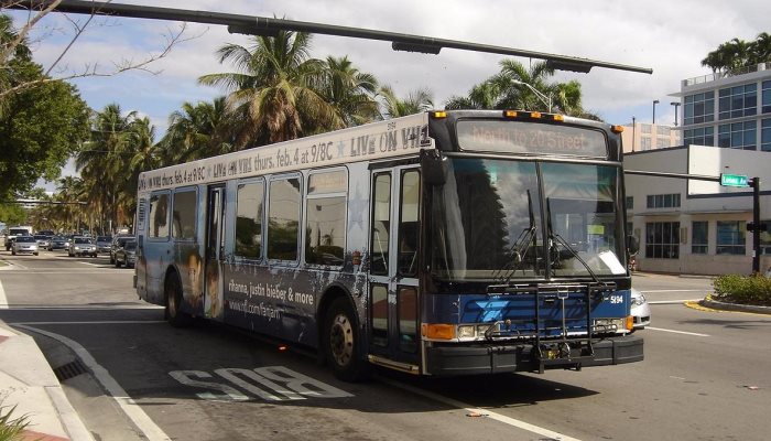 ruta de bus en calles de miami