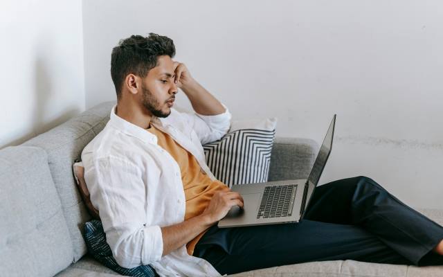 hombre sentado con su computadora