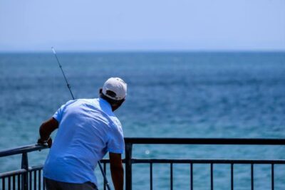 hombre pescando desde puente en florida