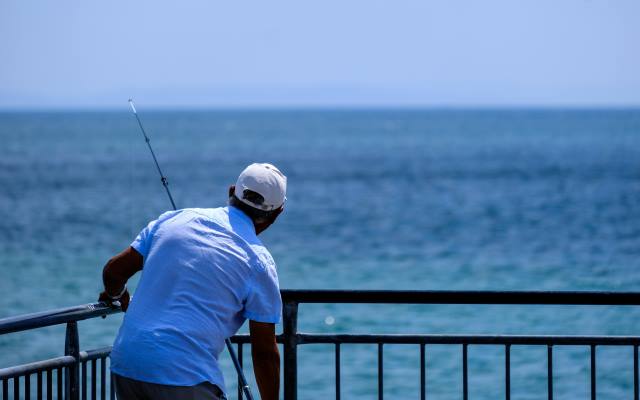 hombre pescando desde puente en florida