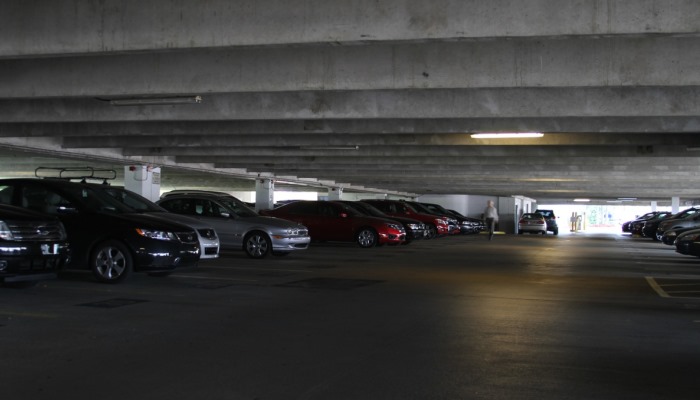 carros estacionados en el parqueo del aeropuerto de miami