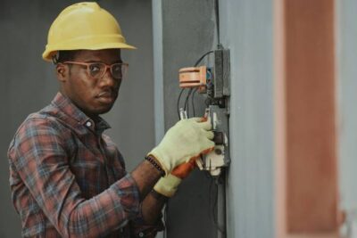 hombre trabajando como electricista en miami