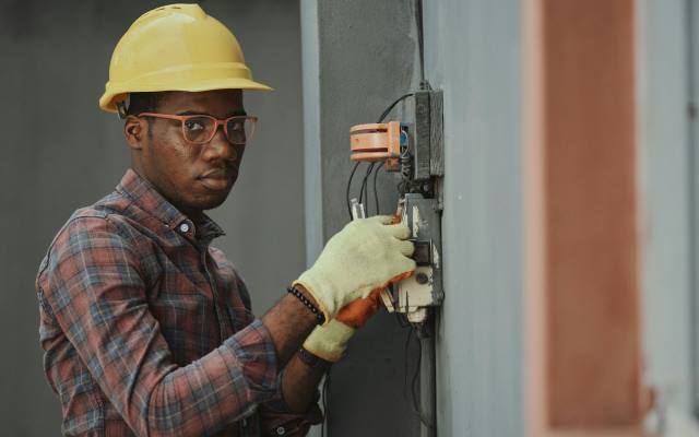 hombre trabajando como electricista en miami