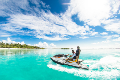 pareja montando jetski en playa de florida