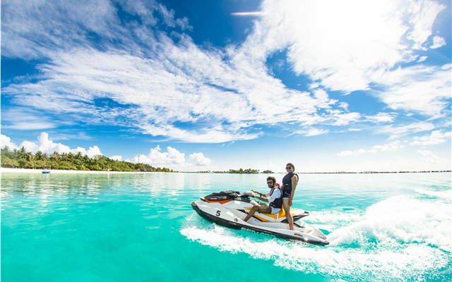 pareja montando jetski en playa de florida