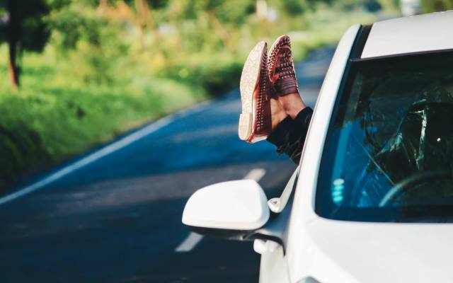 hombre dentro de su carro en florida