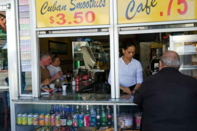 mujer latina trabajando en cafeteria de miami