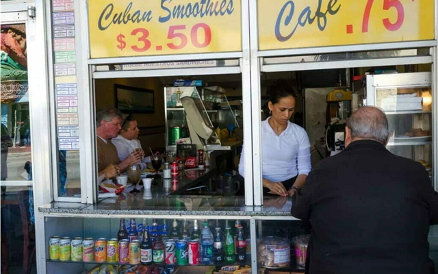 mujer latina trabajando en cafeteria de miami