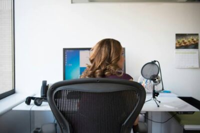 mujer trabajando en oficina de miami