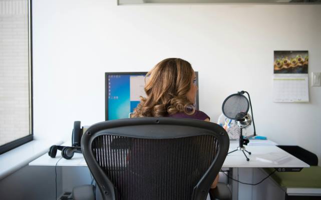 mujer trabajando en oficina de miami