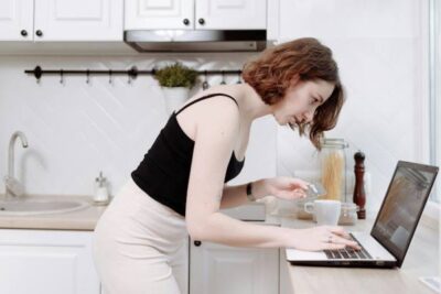 mujer haciendo pago de factura por internet