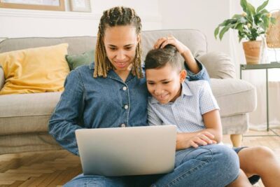 mujer con su hijo frente a la computadora