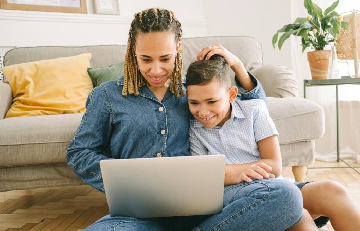 mujer con su hijo frente a la computadora