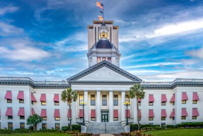 vista frontal del capitolio de tallahassee en florida