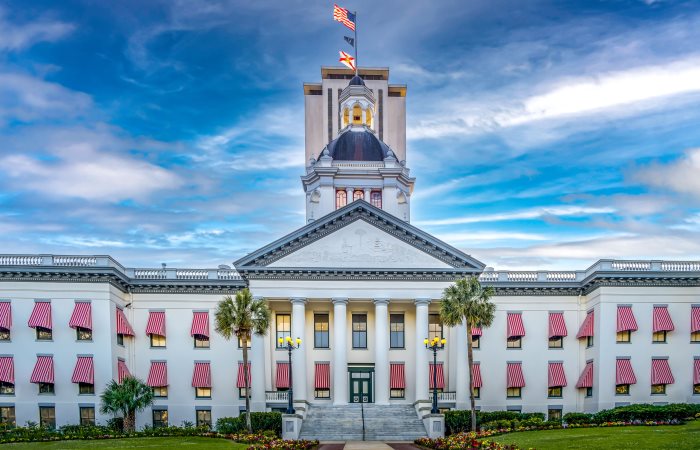 vista frontal del capitolio de tallahassee en florida