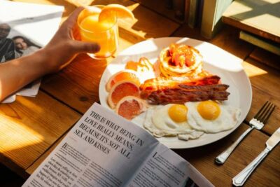 hombre sentado comiendo desayuno en restaurante de miami