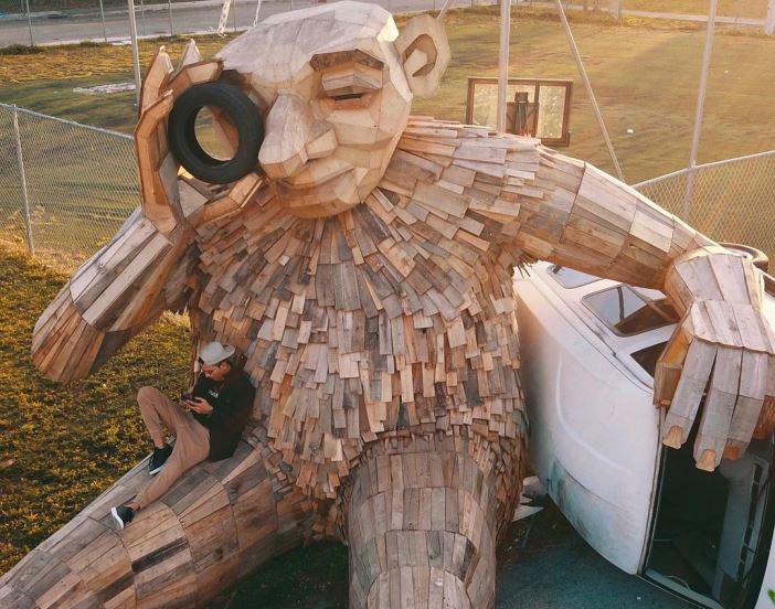 troll de madera gigante en wynwood miami