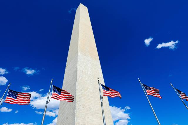 monumento rodeado de banderas en washington