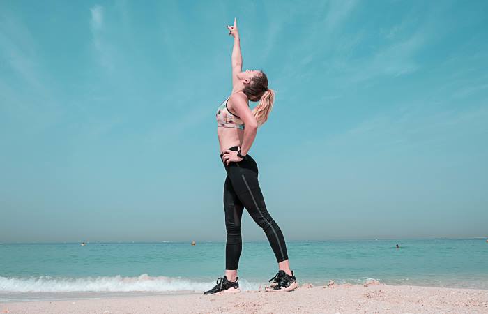 mujer haciendo ejercicio en la playa de miami