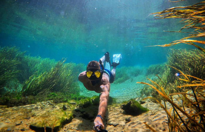 hombre buceando en manantial natural de florida