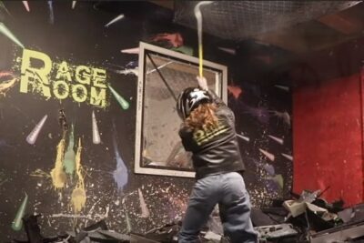 mujer rompiendo objetos en un rage room de miami