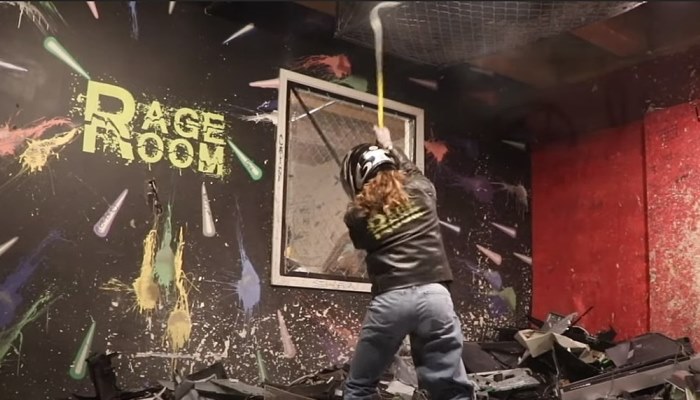 mujer rompiendo objetos en un rage room de miami