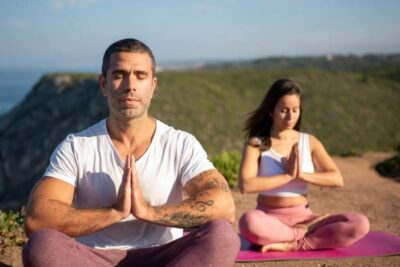 hombre y mujer meditando en retiro espiritual miami