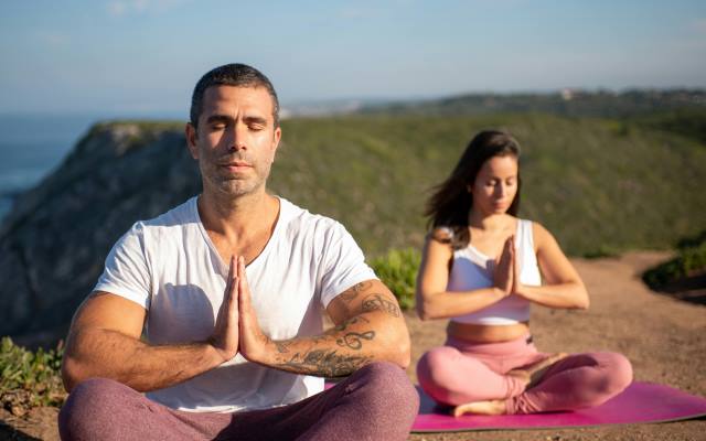 hombre y mujer meditando en retiro espiritual miami