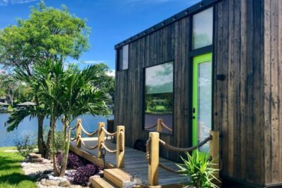 tiny house en florida frente a un lago