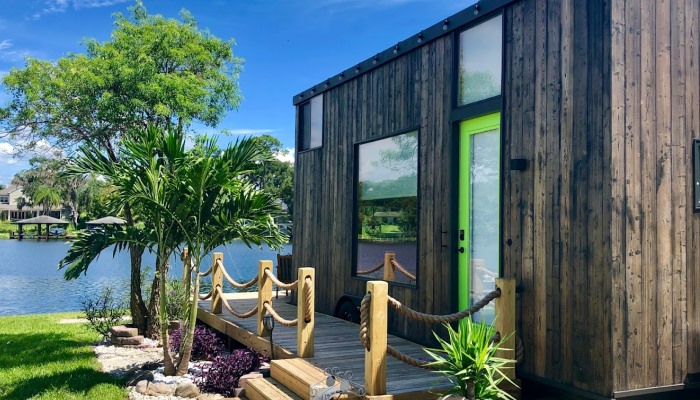 tiny house en florida frente a un lago