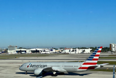 avion en pista de aterrizaje en aeropuerto de florida