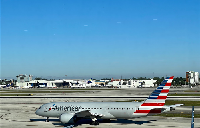 avion en pista de aterrizaje en aeropuerto de florida