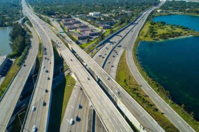 vista aerea de autopistas en miami